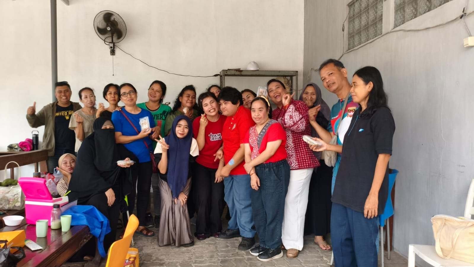Guru dan keluarga besar sekolah berkumpul bersama
