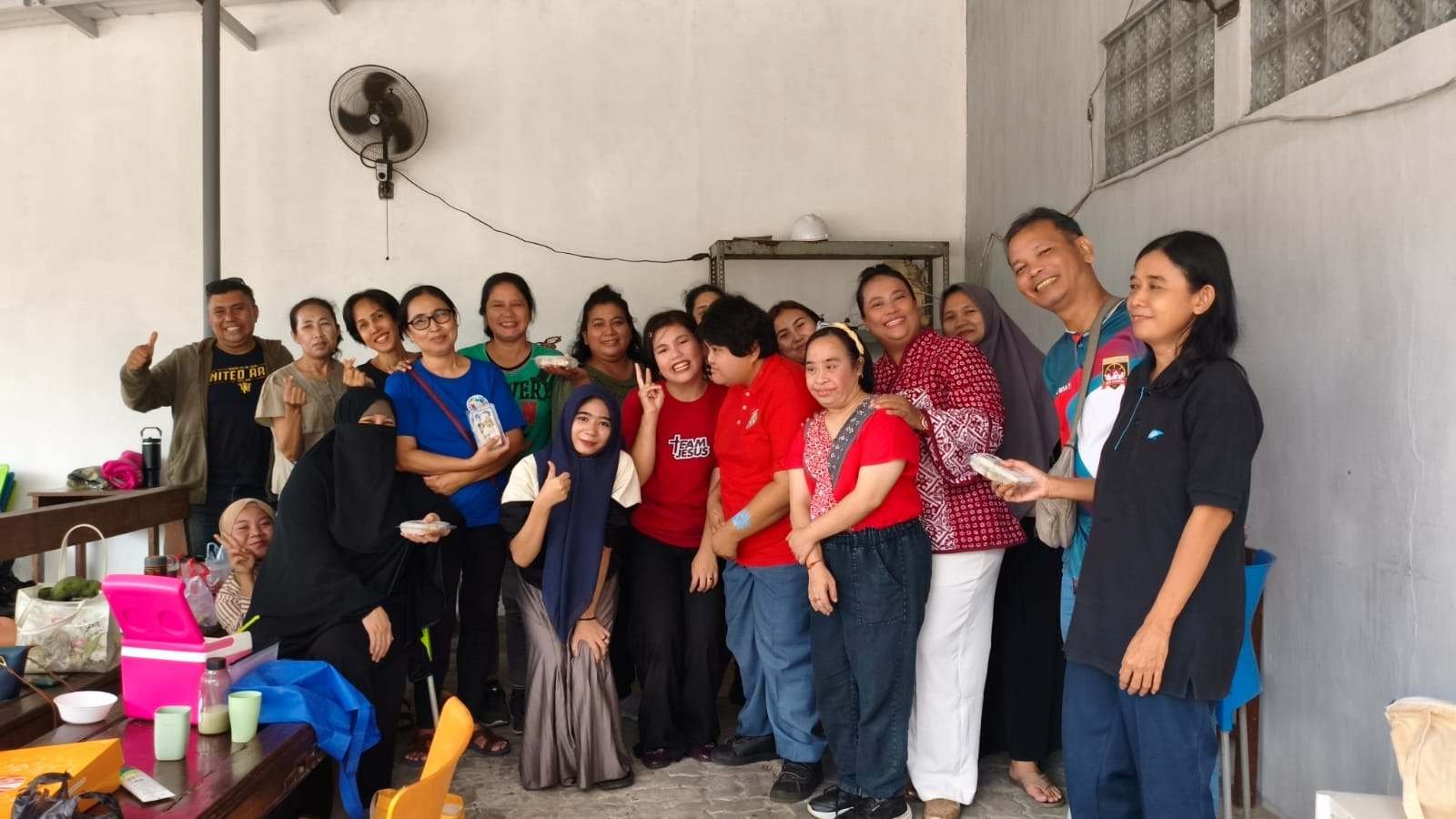 Keluarga besar SLB Surya Wiyata bernyanyi bersama