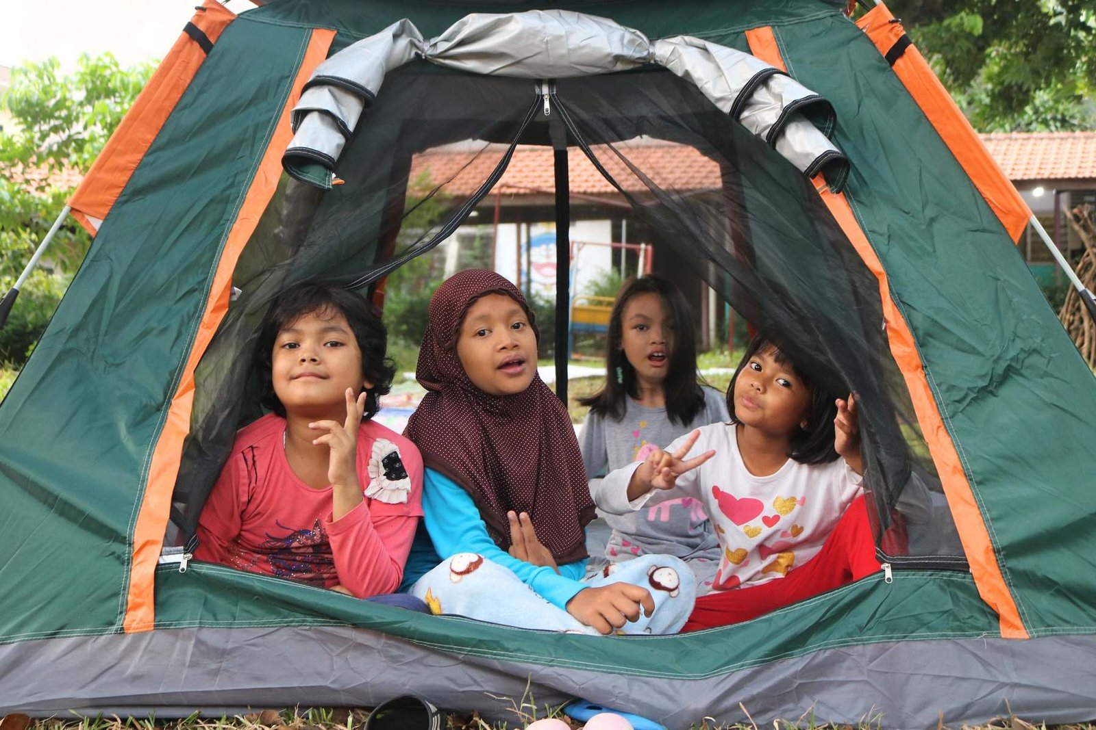 Siswi tersenyum di dalam tenda saat kegiatan berkemah