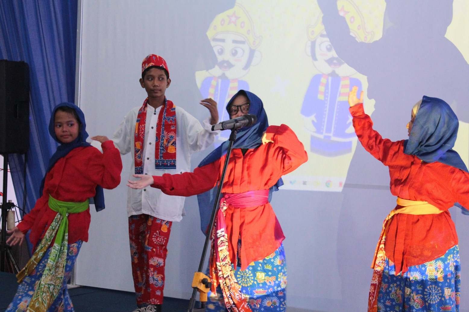 Siswa menari dan bernyanyi di atas panggung