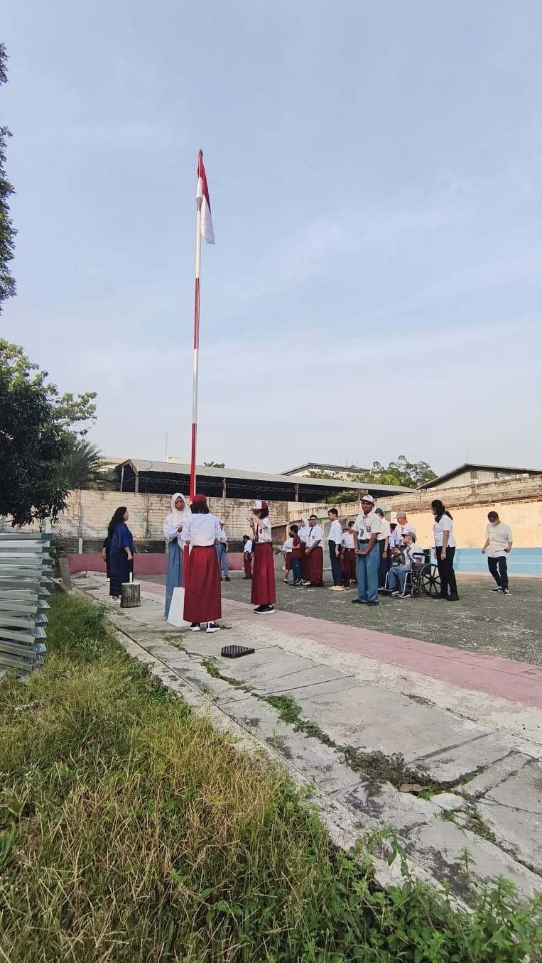 Upacara bendera di lapangan sekolah