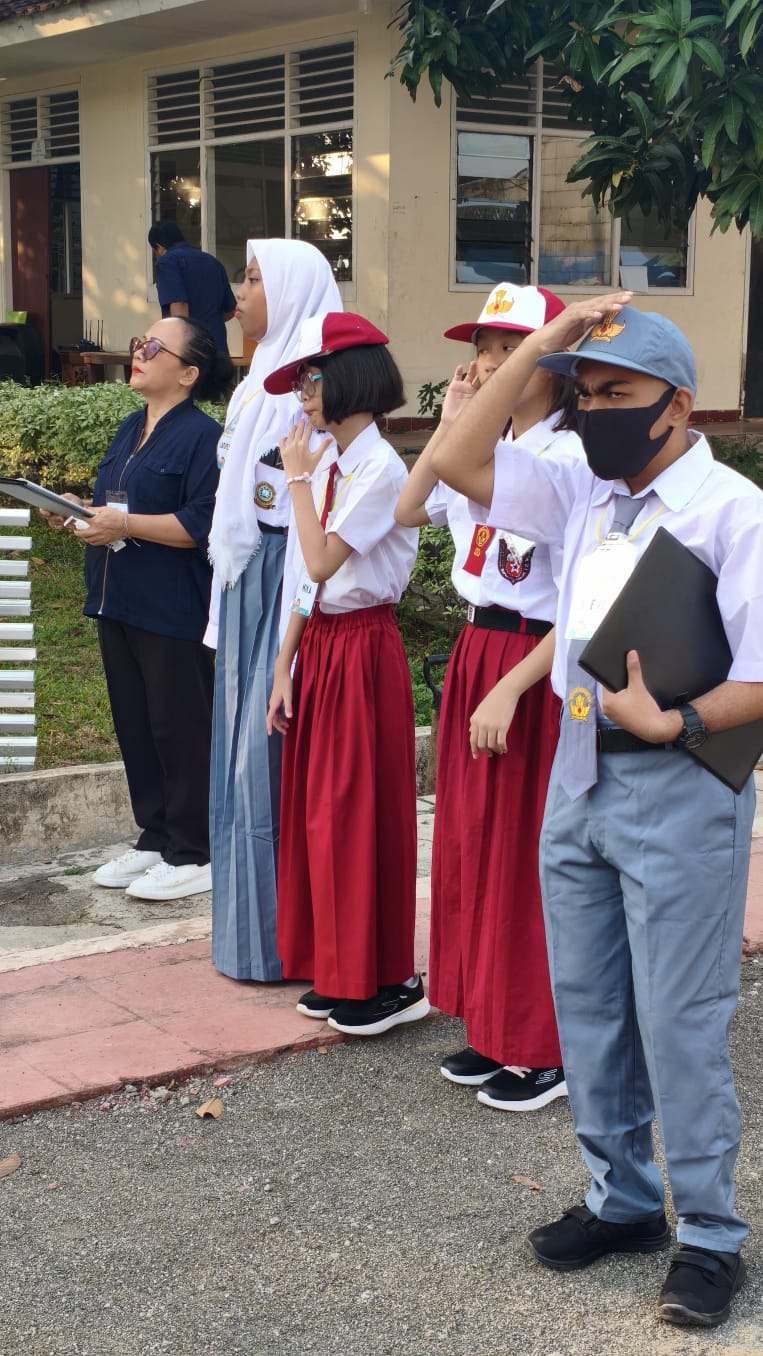 Siswa memberi hormat saat upacara bendera
