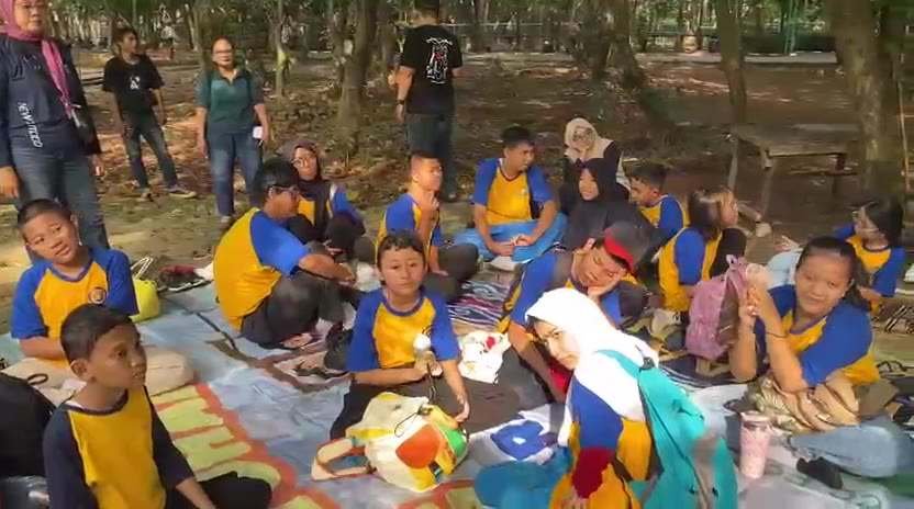 Cuplikan video piknik bersama di taman