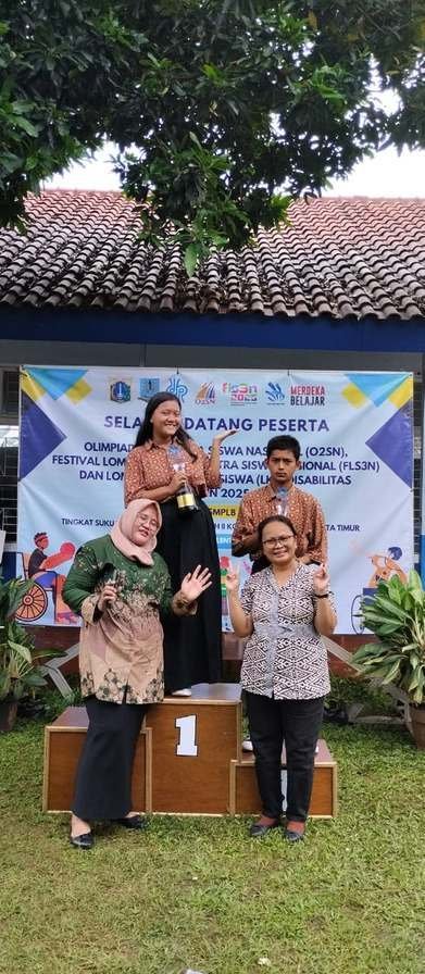 Siswa dan guru di podium juara 1 pada ajang O2SN dan FLS2N siswa penyandang disabilitas