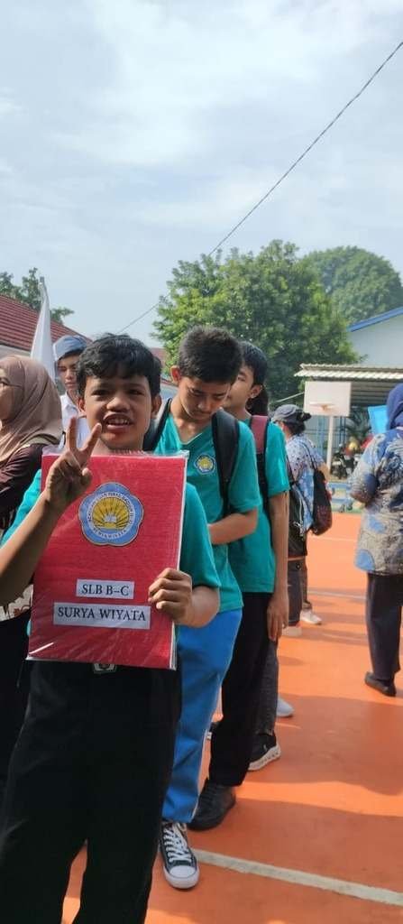 Siswa membawa map SLB B-C Surya Wiyata saat mengikuti lomba