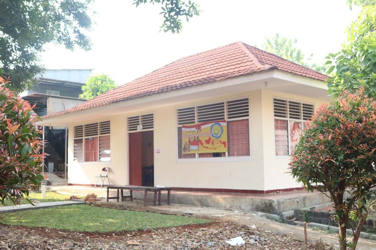 Bangunan asrama guru dan ruang pembinaan diri