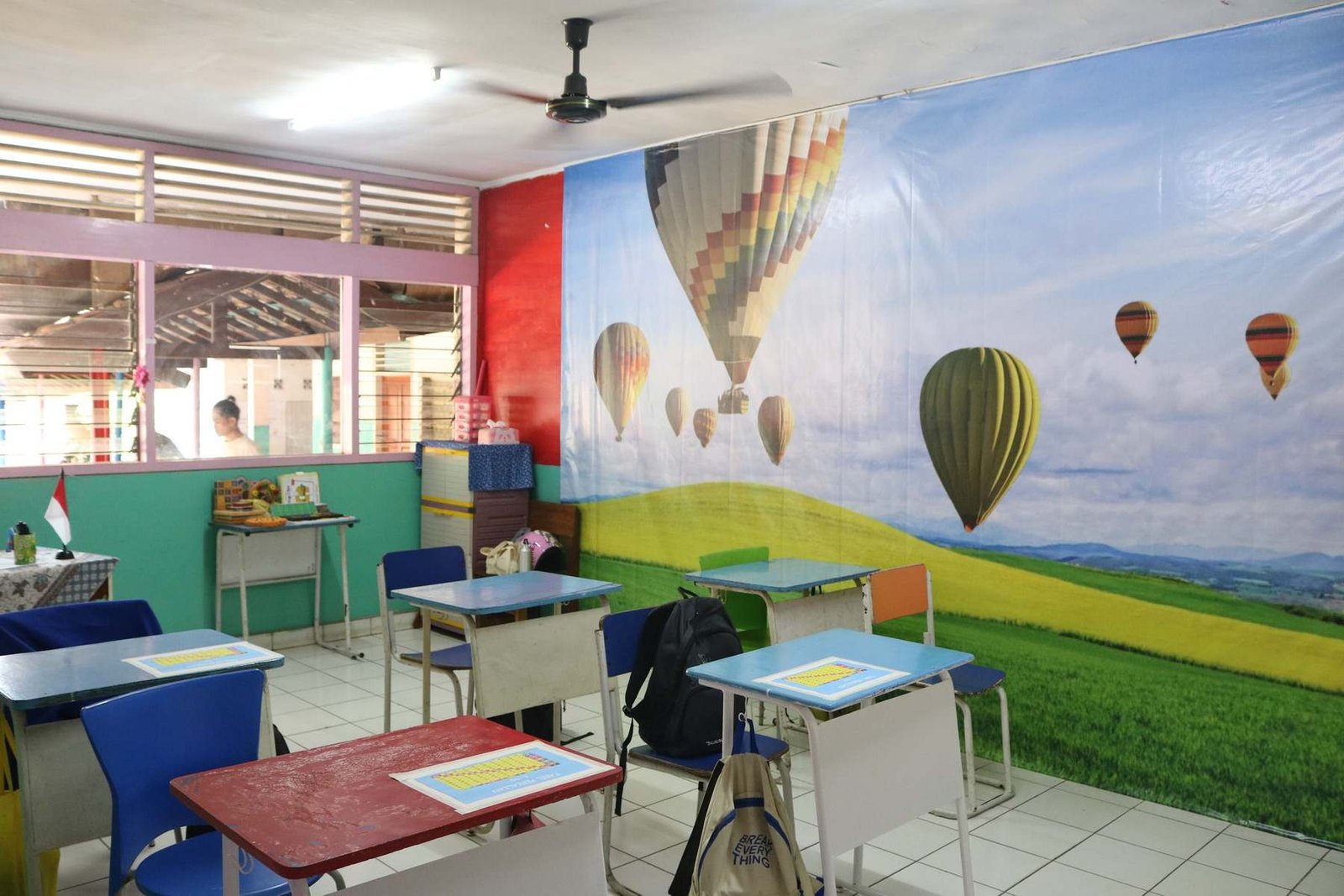 Ruang kelas dengan mural balon udara