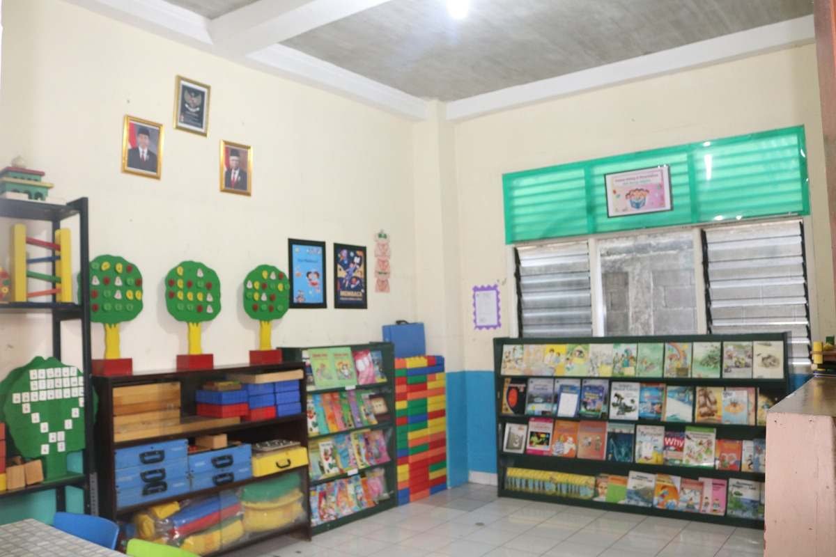 Perpustakaan dengan rak buku warna-warni