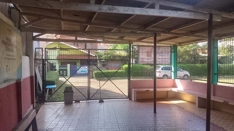 Ruang tunggu orang tua yang teduh dan terbuka