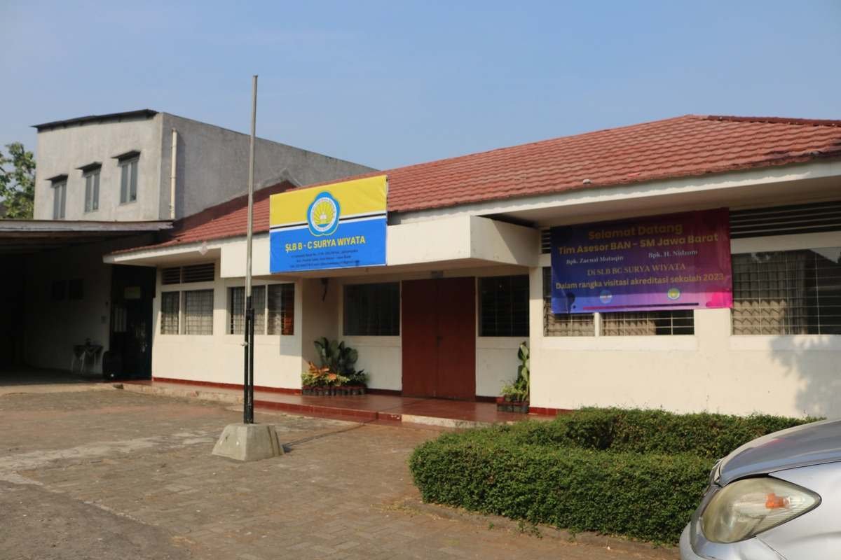 Halaman depan dan papan nama SLB Surya Wiyata