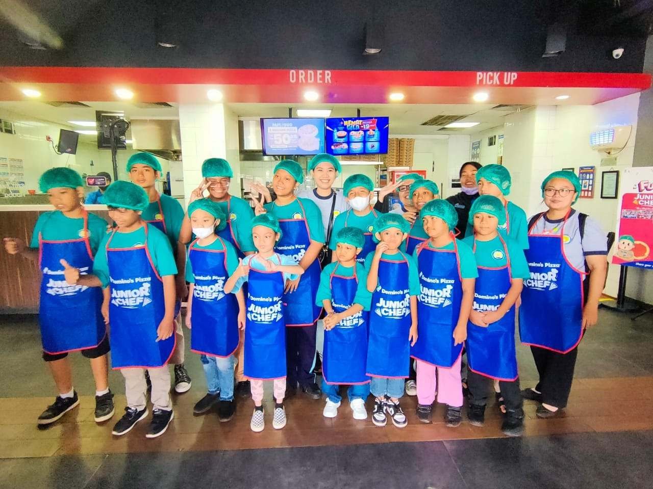 Siswa SLB Surya Wiyata bercelemek dan bertopi koki di kegiatan Junior Chef