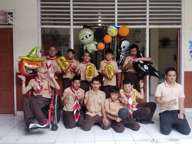 Siswa berpose dengan hasil face painting